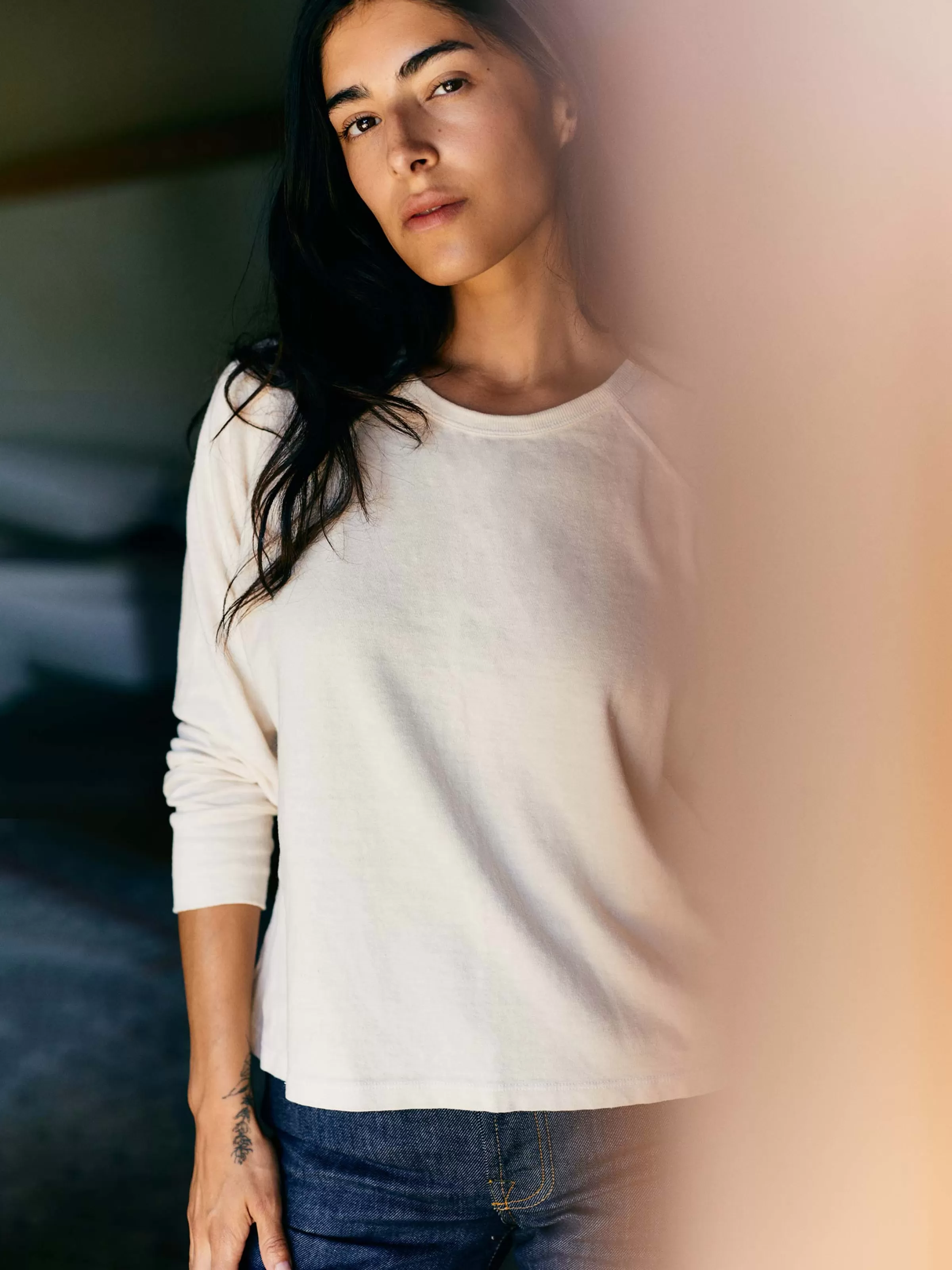 imogene + willie The Long Sleeve Raglan In Vintage White Best Sale